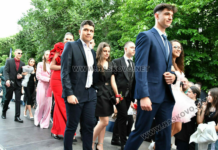 130 абитуриенти от ПГДС взривиха с емоции и красота парк „Кенана“