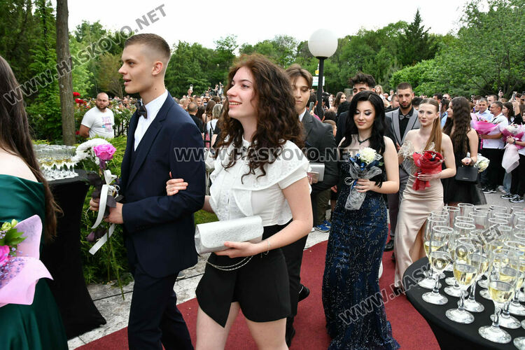 Абитуриентите на ФСГ почетоха с мълчание убитата Маги, която тази вечер трябваше да празнува с тях