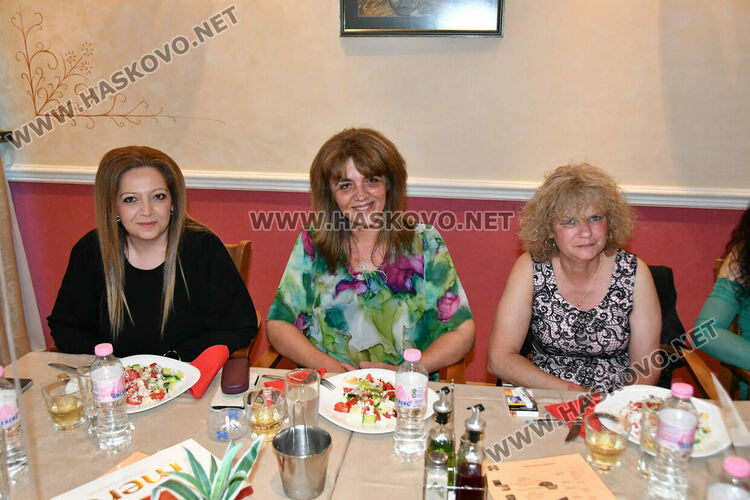 Абитуринтите на ПГТАТ „Н. Й. Вапцаров“ и СУ „Св. Паисий Хилендарски“ сътвориха феерия от красота 