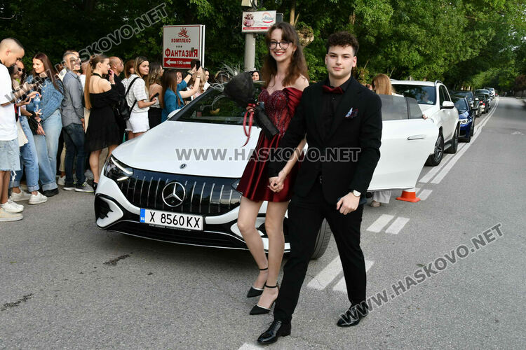 130 абитуриенти от ПГДС взривиха с емоции и красота парк „Кенана“