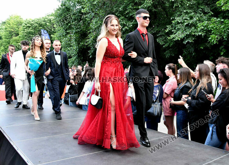 130 абитуриенти от ПГДС взривиха с емоции и красота парк „Кенана“