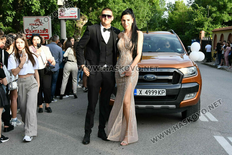 130 абитуриенти от ПГДС взривиха с емоции и красота парк „Кенана“