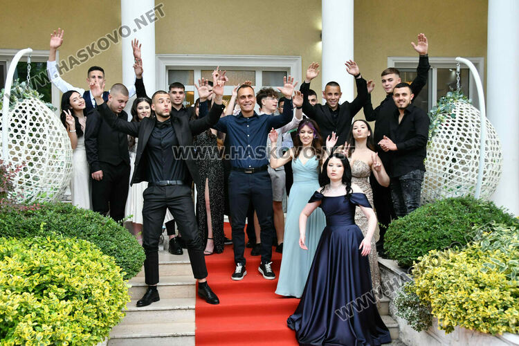 Абитуринтите на ПГТАТ „Н. Й. Вапцаров“ и СУ „Св. Паисий Хилендарски“ сътвориха феерия от красота 