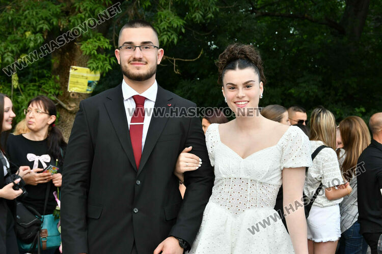 130 абитуриенти от ПГДС взривиха с емоции и красота парк „Кенана“