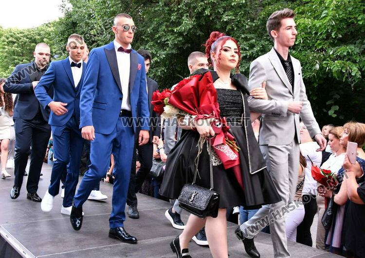 130 абитуриенти от ПГДС взривиха с емоции и красота парк „Кенана“