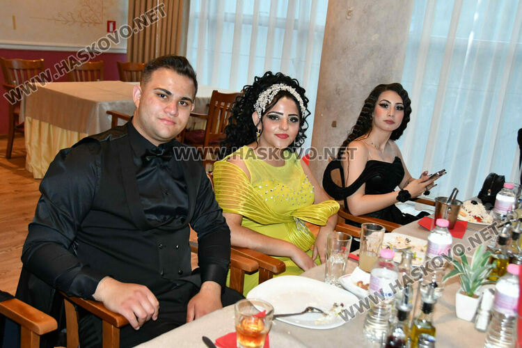 Абитуринтите на ПГТАТ „Н. Й. Вапцаров“ и СУ „Св. Паисий Хилендарски“ сътвориха феерия от красота 