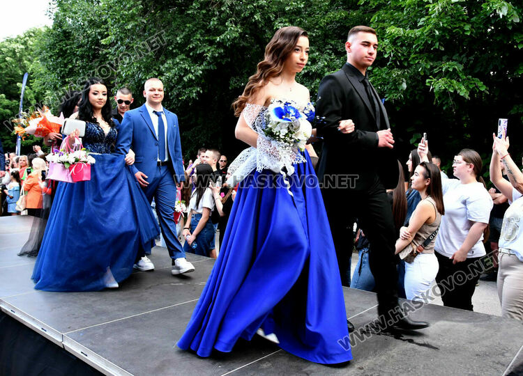 130 абитуриенти от ПГДС взривиха с емоции и красота парк „Кенана“