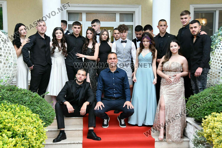 Абитуринтите на ПГТАТ „Н. Й. Вапцаров“ и СУ „Св. Паисий Хилендарски“ сътвориха феерия от красота 