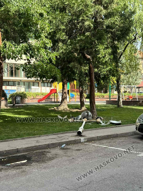 Джип отнесе стълб на уличното осветление и избяга