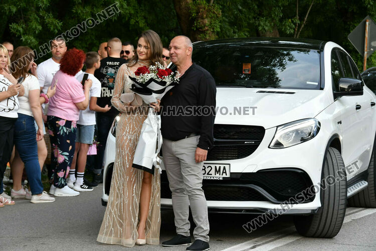 130 абитуриенти от ПГДС взривиха с емоции и красота парк „Кенана“