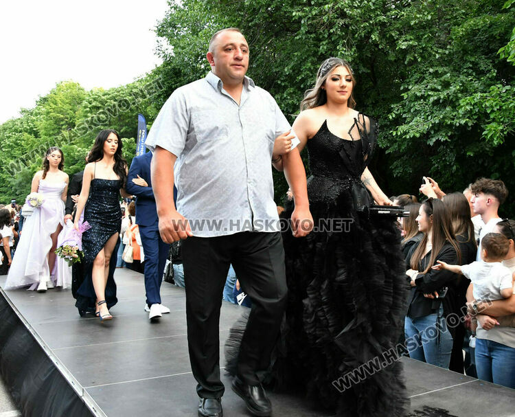 130 абитуриенти от ПГДС взривиха с емоции и красота парк „Кенана“