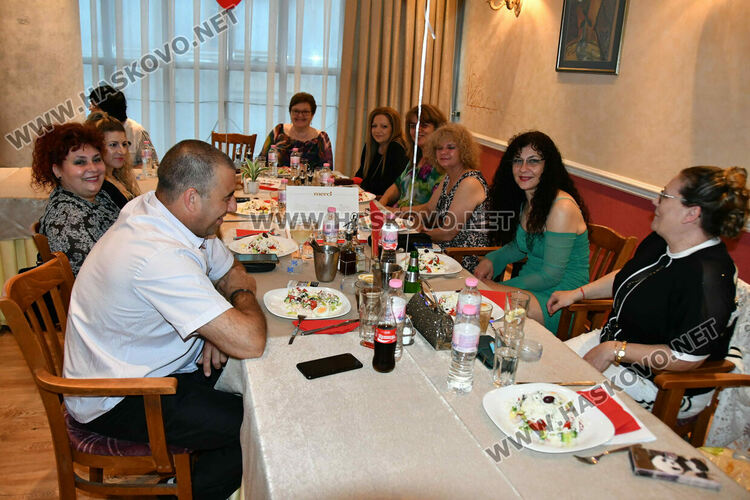 Абитуринтите на ПГТАТ „Н. Й. Вапцаров“ и СУ „Св. Паисий Хилендарски“ сътвориха феерия от красота 