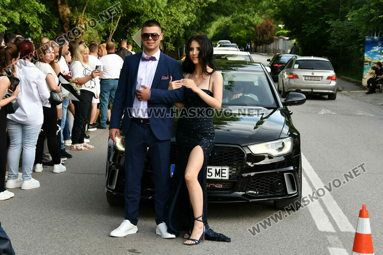 130 абитуриенти от ПГДС взривиха с емоции и красота парк „Кенана“