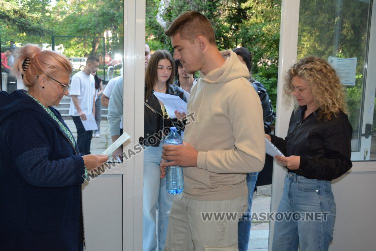1519 зрелостници се явяват днес на втората матура в Хасковска област