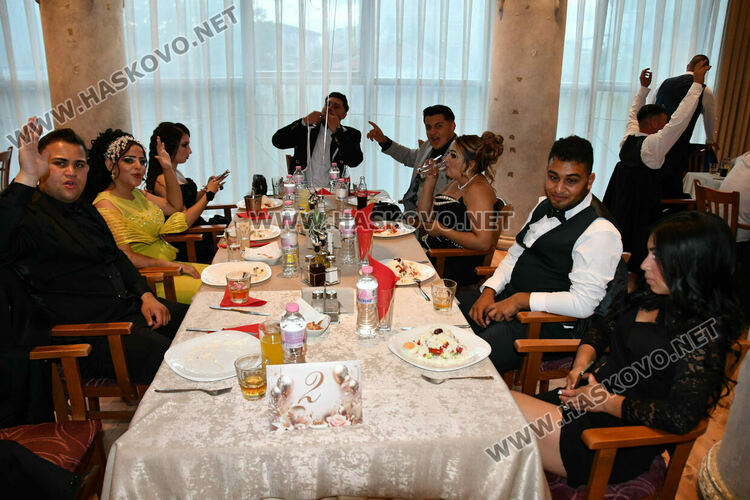 Абитуринтите на ПГТАТ „Н. Й. Вапцаров“ и СУ „Св. Паисий Хилендарски“ сътвориха феерия от красота 