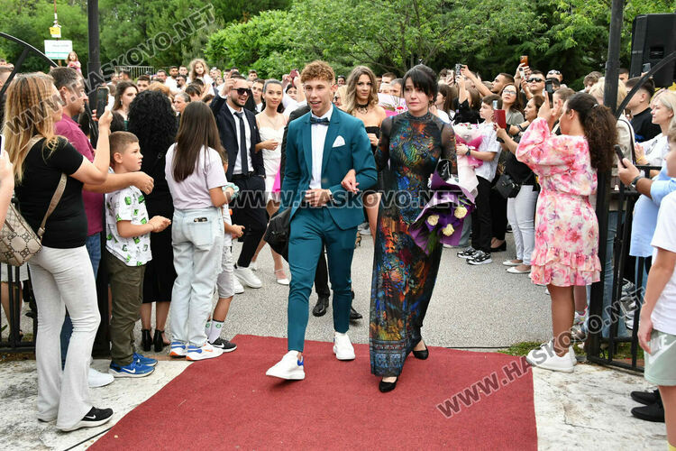 Абитуриентите на ФСГ почетоха с мълчание убитата Маги, която тази вечер трябваше да празнува с тях