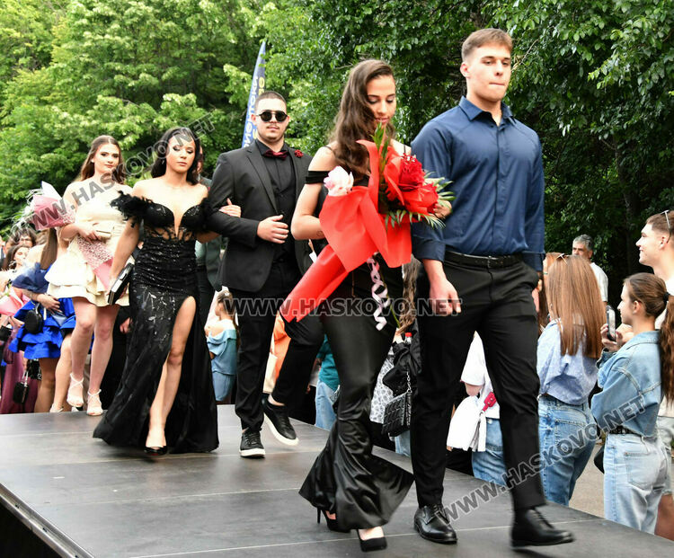 130 абитуриенти от ПГДС взривиха с емоции и красота парк „Кенана“