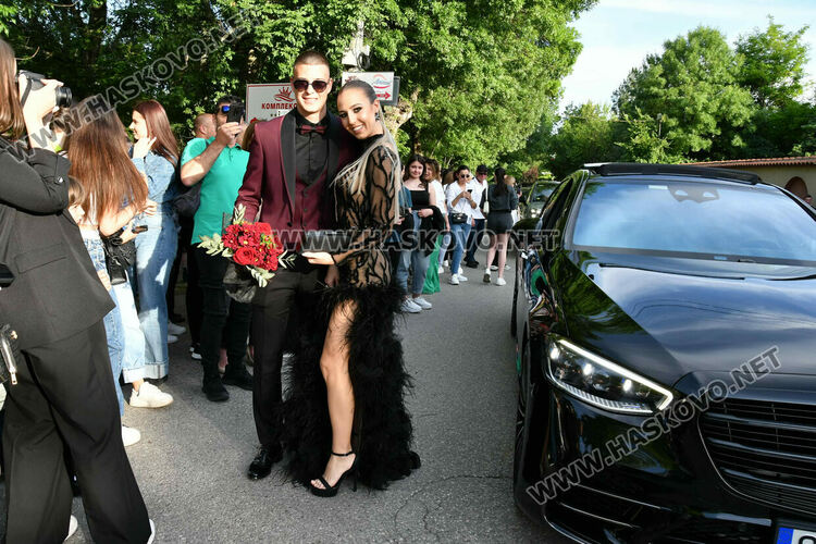 130 абитуриенти от ПГДС взривиха с емоции и красота парк „Кенана“