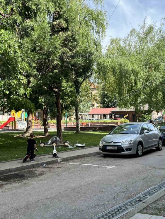 Джип отнесе стълб на уличното осветление и избяга