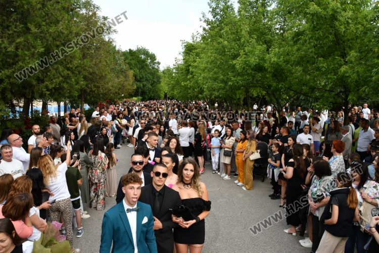 Абитуриентите на ФСГ почетоха с мълчание убитата Маги, която тази вечер трябваше да празнува с тях