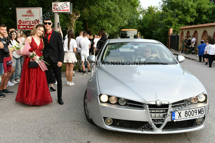 130 абитуриенти от ПГДС взривиха с емоции и красота парк „Кенана“