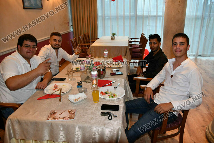 Абитуринтите на ПГТАТ „Н. Й. Вапцаров“ и СУ „Св. Паисий Хилендарски“ сътвориха феерия от красота 