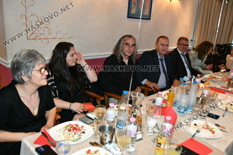 Абитуринтите на ПГТАТ „Н. Й. Вапцаров“ и СУ „Св. Паисий Хилендарски“ сътвориха феерия от красота 