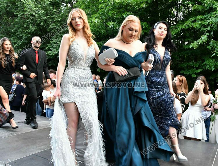 130 абитуриенти от ПГДС взривиха с емоции и красота парк „Кенана“