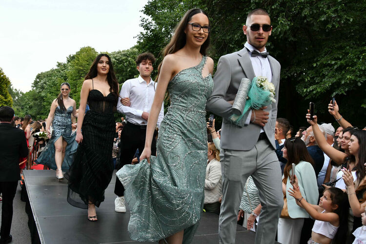 Абитуриентите от ЕГ показаха истинска грация, блясък и стил