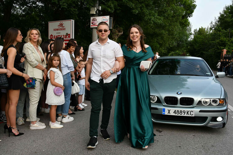 Абитуриентите от ЕГ показаха истинска грация, блясък и стил