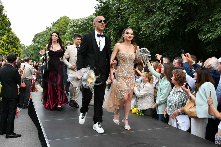 Абитуриентите от ЕГ показаха истинска грация, блясък и стил