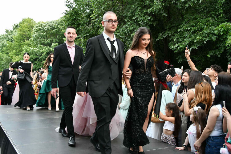 Абитуриентите от ЕГ показаха истинска грация, блясък и стил