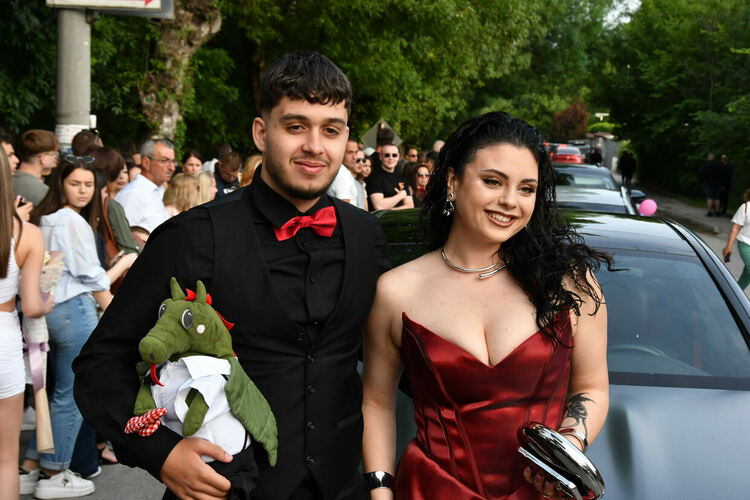 Абитуриентите от ЕГ показаха истинска грация, блясък и стил