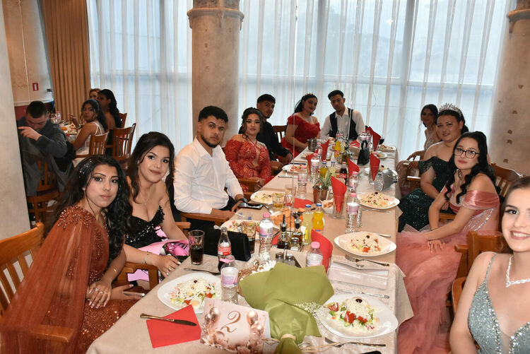 Абитуриентите от ПГЛП дефилираха в центъра на Хасково