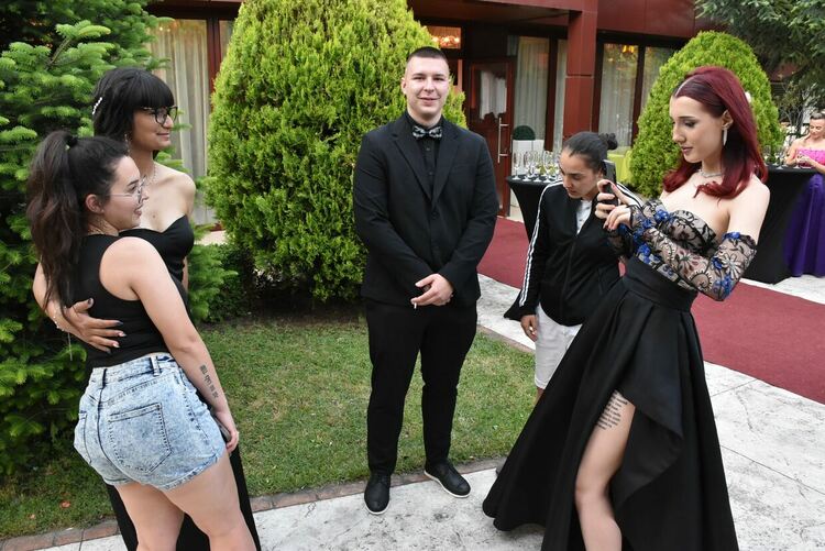 91 абитуриенти от ПГ по туризъм празнуват тази нощ 