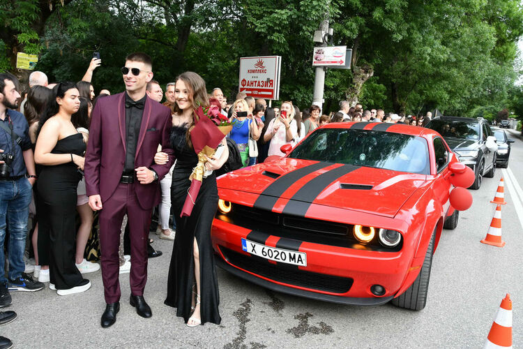 Абитуриентите от ЕГ показаха истинска грация, блясък и стил