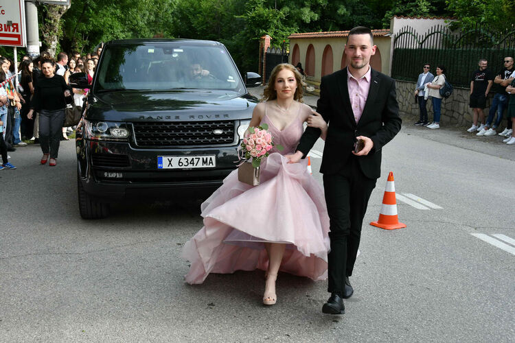 Абитуриентите от ЕГ показаха истинска грация, блясък и стил