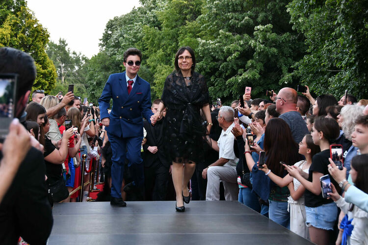 Абитуриентите от ЕГ показаха истинска грация, блясък и стил