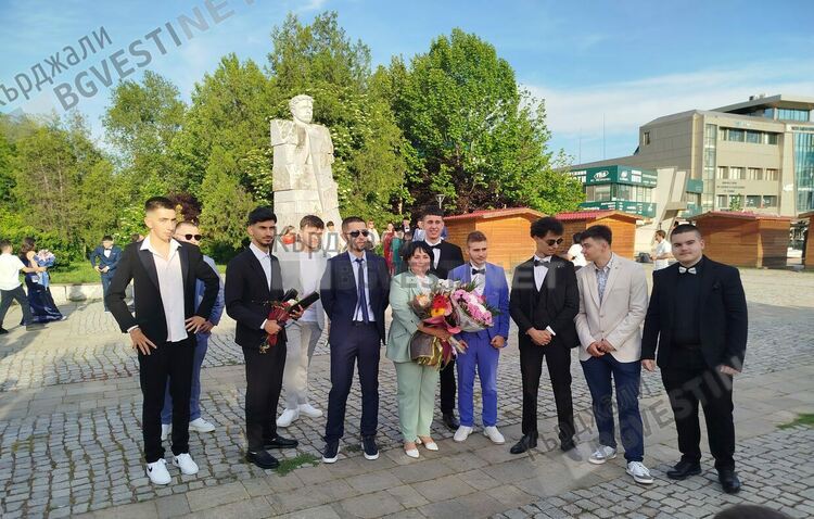 ПГЕЕ”Капитан Петко войвода” в Кърджали изпрати випуск 2025 със 74 абитуриента