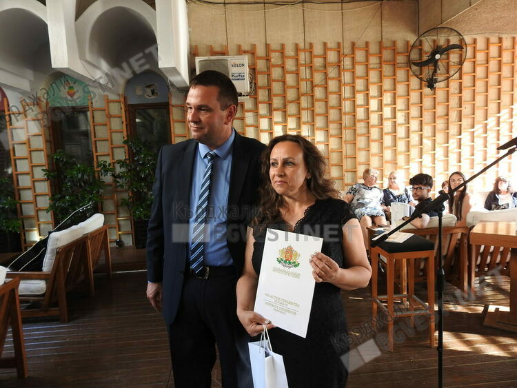   Областният управител Никола Чанев отличи изявени зрелостници, педагози и дейци на културата за 24 май/снимки/