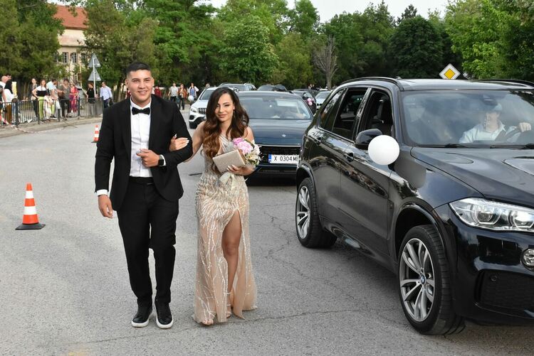 91 абитуриенти от ПГ по туризъм празнуват тази нощ 