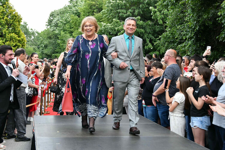 Абитуриентите от ЕГ показаха истинска грация, блясък и стил