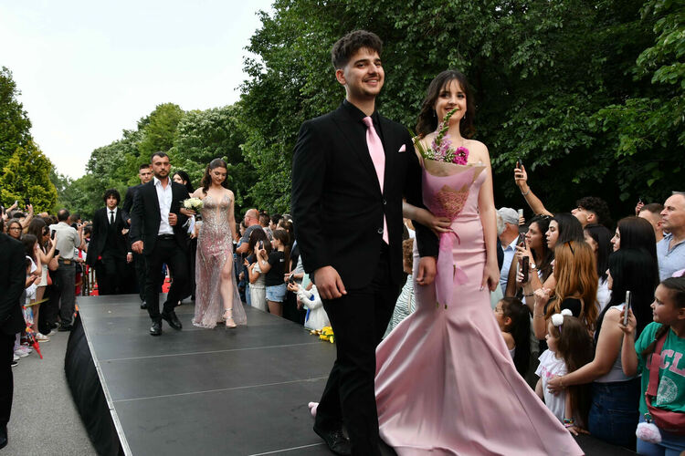 Абитуриентите от ЕГ показаха истинска грация, блясък и стил