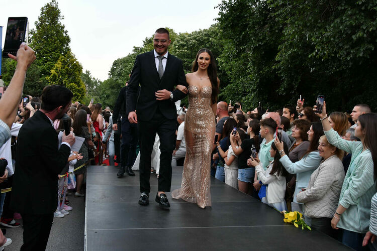 Абитуриентите от ЕГ показаха истинска грация, блясък и стил