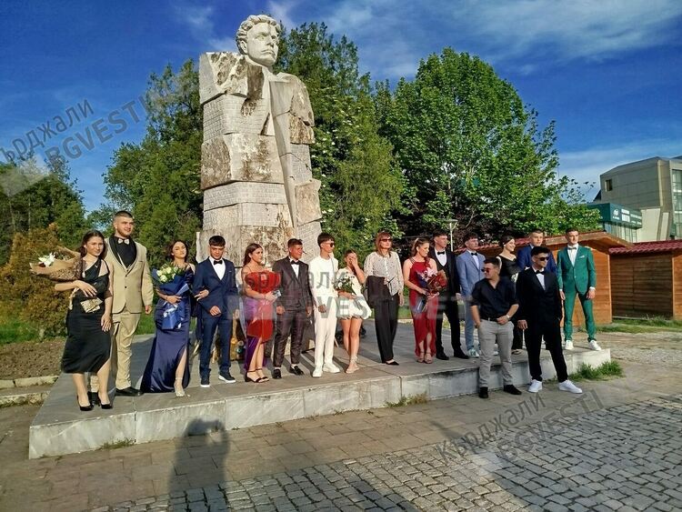 ПГЕЕ”Капитан Петко войвода” в Кърджали изпрати випуск 2025 със 74 абитуриента