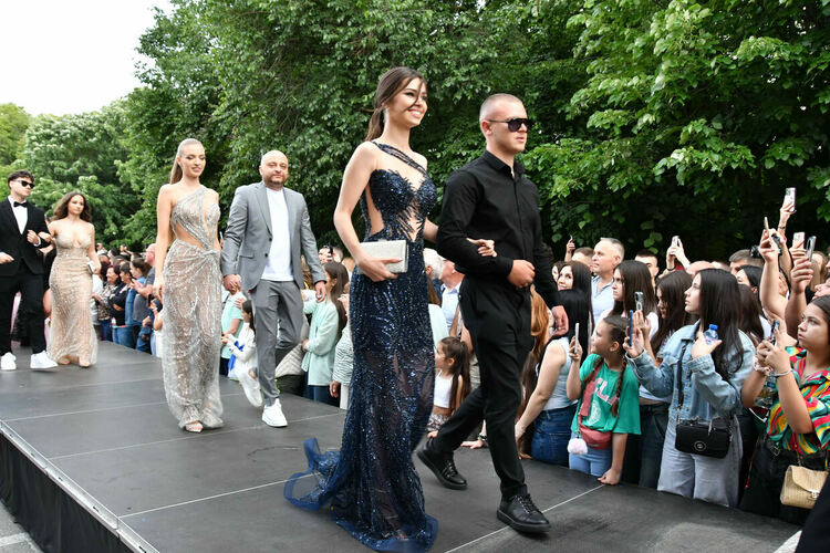 Абитуриентите от ЕГ показаха истинска грация, блясък и стил