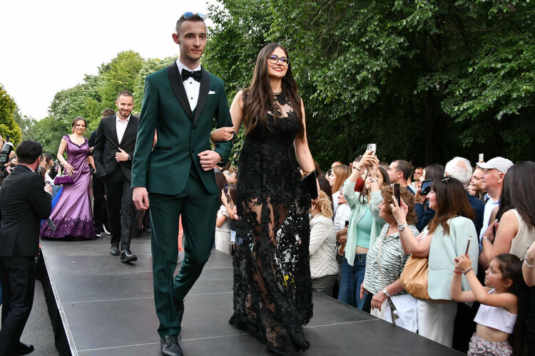 Абитуриентите от ЕГ показаха истинска грация, блясък и стил