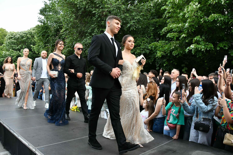 Абитуриентите от ЕГ показаха истинска грация, блясък и стил