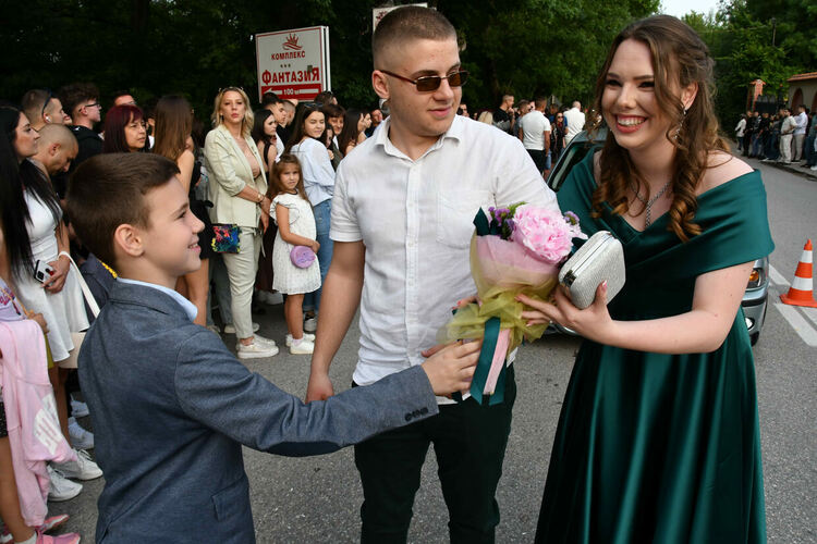 Абитуриентите от ЕГ показаха истинска грация, блясък и стил