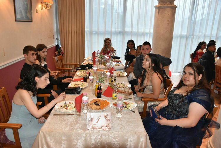 Абитуриентите от ПГЛП дефилираха в центъра на Хасково